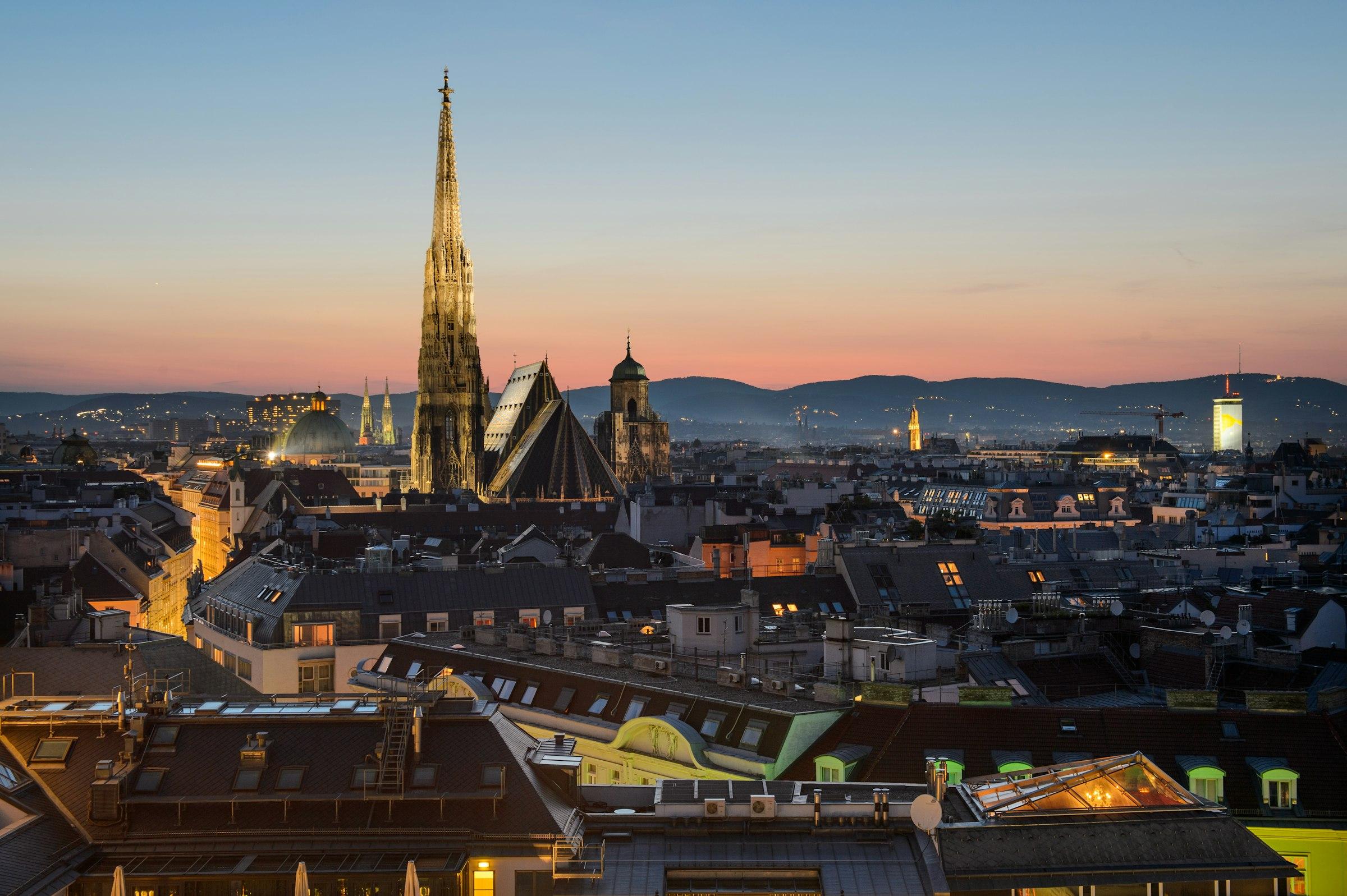 Blick über die Dächer von Wien mit dem Stephansdom in der Abenddämmerung